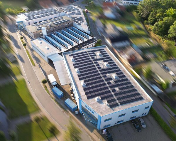 Luftaufnahme der Produktionshalle in Ermsleben