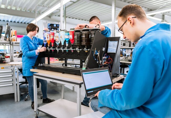 Auszubildende bei der Arbeit an einem Sommerprojekt