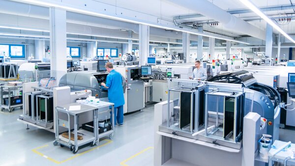 Blick in eine Produktionshalle mit verschiedenen Maschinen zur Elektronikfertigung