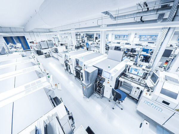 Blick in den Produktionsbereich, im Vordergrund sind SMT-Maschinen zu sehen